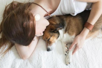 Dormir con tu mascota es bueno para tu salud