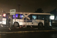 Un tren embistió a un colectivo: al menos 2 muertos y 14 heridos