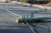Riesgo en Capital: un camión destruyó un poste de luz