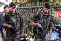Un vehículo atropelló a una patrulla antiterrorista cerca de París: hay seis heridos