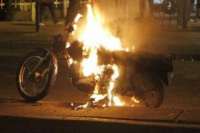 Robaron una moto y luego la prendieron fuego