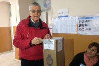 Con su tradicional campera roja, votó José Luis Gioja