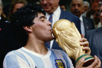 Intacto: Maradona le sigue pegando como en sus mejores épocas