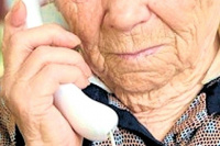 Una anciana fue engañada telefónicamente y entregó cien mil pesos ante un falso llamado de su nieta