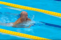 Nadador español pidió un minuto de silencio, se lo negaron y sorprendió con un gesto