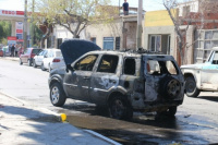 Incendio en Capital: ardió una concesionaria de autos