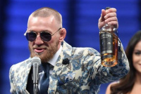  Tras la derrota, McGregor apareció con una botella de whisky y explicó por qué 