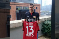 Alario posó con la camiseta del Bayer Leverkusen