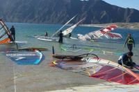 Sanjuaninos apuestan al deporte y enseñan windsurf en el Dique de Ullum