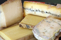 Comer queso curado podría alargarte la vida