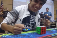 Un joven argentino resolvió el cubo mágico en 4,69 segundos y consiguió el nuevo récord mundial