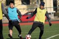 El nuevo DT del Shanghai dijo: “Tevez está gordo y no puede jugar”