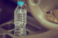 Por qué no hay que dejar botellas de agua dentro del auto
