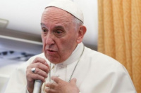 Polémica: el Papa habría enviado 50 rosarios para detenidos por delitos de lesa humanidad