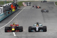 Verstappen asalta a Hamilton y Vettel mantiene con vida el Mundial
