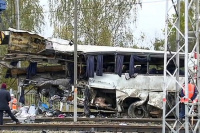 Al menos 19 muertos al ser arrollado un micro por un tren en Rusia