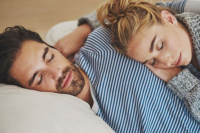 Dormir más ayuda a combatir los problemas de pareja