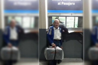  Un jubilado se ganaba la vida tocando el bandoneón en una estación de tren y fue echado por la policía