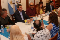 Uñac compartió un desayuno con integrantes de la Asociación sanjuanina para Ciegos 