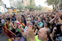 Cataluña: así bajaron la bandera de España en un edificio público