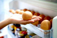 Por qué no hay que guardar los huevos en la puerta de la heladera