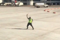 El baile del empleado de una aerolínea en la pista que se hizo viral