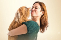 El beso a la mascota, un acto de afecto que puede poner en peligro la salud