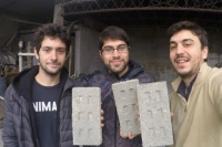 Tres argentinos convierten desechos en viviendas y fueron premiados por Google