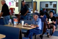 Un abuelo conmovió al compartir un almuerzo con su difunta esposa