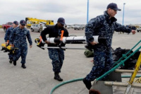 Embarcaron 38 tubos de oxígeno hacia la zona de búsqueda del submarino