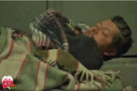 Un galán de telenovelas duerme en la calle y pide limosna para sobrevivir