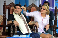  Recibieron como un ídolo a Maradona en la India