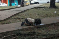 Desgarradora imagen: en Misiones, una nena se hidrató de un charco en el piso