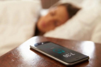 El peligro de dormir con el celular al lado