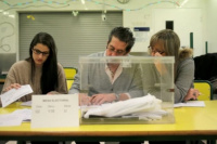 España: los votantes vuelven a las urnas en una dividida Cataluña
