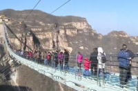 China inauguró el puente de cristal más largo del mundo