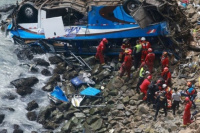 Accidente fatal en Perú: 36 muertos al caer un micro a un abismo
