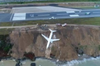 ¡Terrible! Un avión se deslizó desde la pista a una pendiente