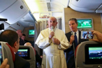 Revelan las primeras imágenes del Papa en el avión que lo lleva a Chile