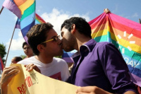 Católicos de la diversidad sexual organizarán un besatón durante visita del Papa