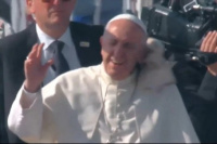 Le arrojaron un objeto al Papa cuando saludaba a los fieles