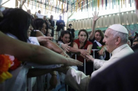 Francisco visitó una cárcel de mujeres en Chile: 