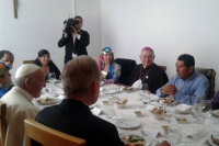  Francisco almorzó con representantes mapuches