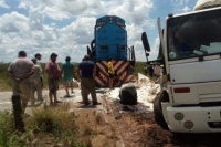 San Luis: un tren chocó a un camión que traía harina para San Juan