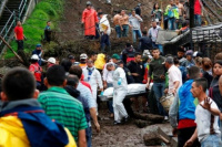 Al menos 13 muertos por un alud que arrastró y sepultó un micro en Colombia