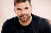 Ricky Martin mostró su cola en un descuido hot en un ensayo