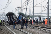 Descarriló un tren en las afueras de Milán: al menos 3 muertos y más de 100 heridos