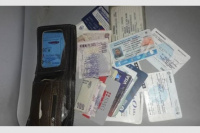 Un policía encontró una billetera, buscó a su dueña en Facebook y la devolvió