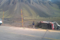 Colectivo chileno tuvo un accidente en alta montaña: hay 3 muertos