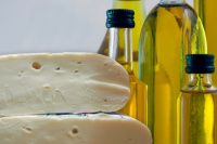 Prohibieron la venta de un queso cremoso y una aceite de oliva
